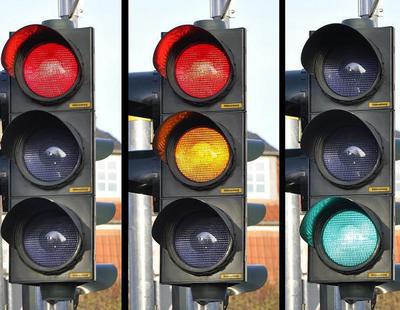 Este es el motivo por el que los semáforos usan luces verdes y rojas