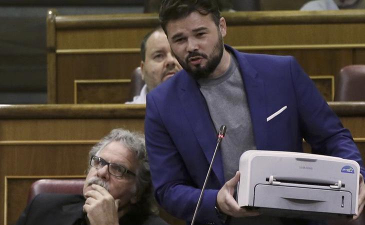 Gabriel Rufián el pasado mes de septiembre mostrando una impresora para protestar contra la acción del Gobierno ante el 1-O