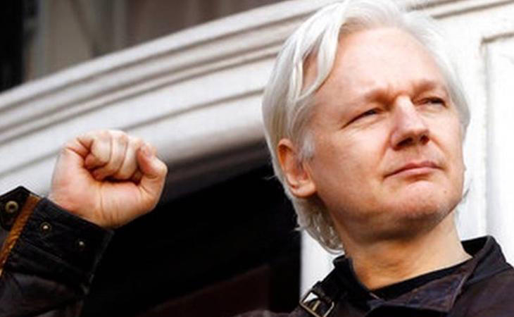 Aunque no tiene intención de dejar de prestarle asilo político, Ecuador ha pedido a Assange que se modere