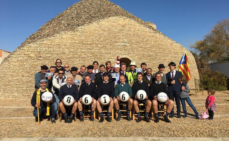 Foto grupal de la peña de Los Canuthi tras grabar el spot