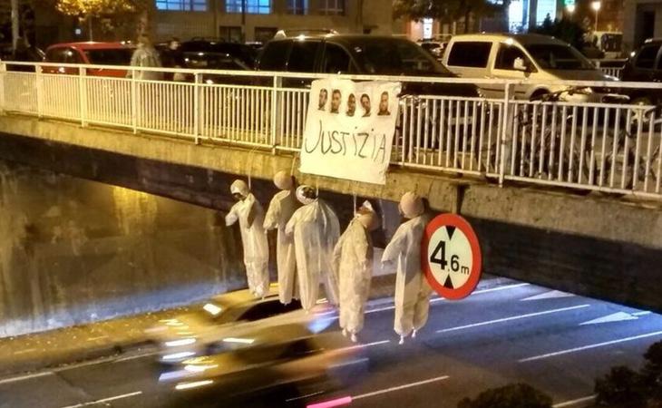 Muñecos ahorcados que representan a los cinco miembros de La Manada