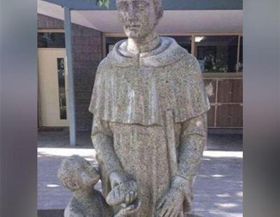 Un colegio tapa la imagen de un santo dando pan a un niño por unas "mentes muy sucias"