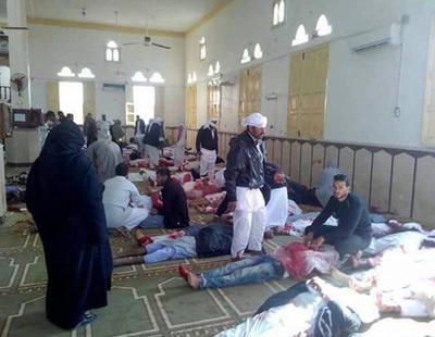 Al menos 235 muertos tras un atentado a una mezquita de Egipto repleta de fieles