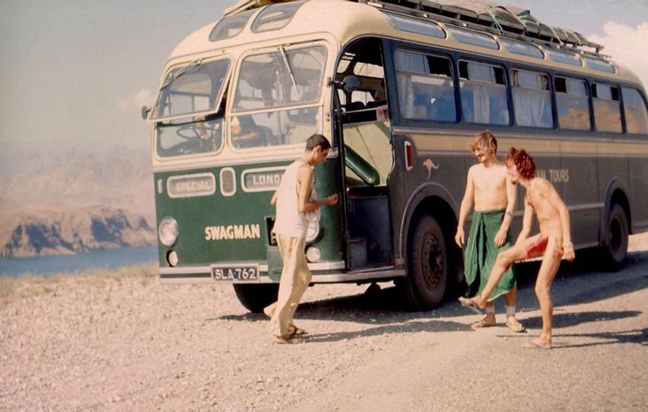 Viajeros del 'Sendero Hippie' bajo un autobus que los transportaba