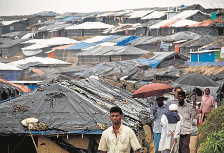 Los refugiados construyen sus casas con bambú y plástico y acaban creando auténticas ciudades de estos materiales