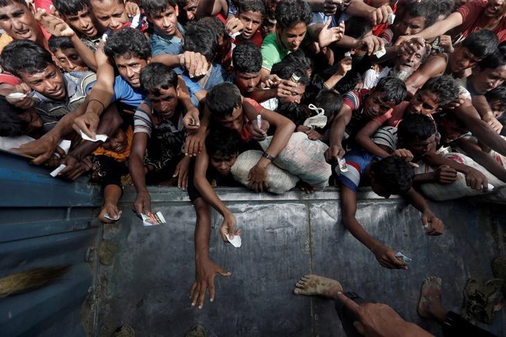 Refugiados esperando recibir ayuda po rparte de Bangladés al llegar a la frontera