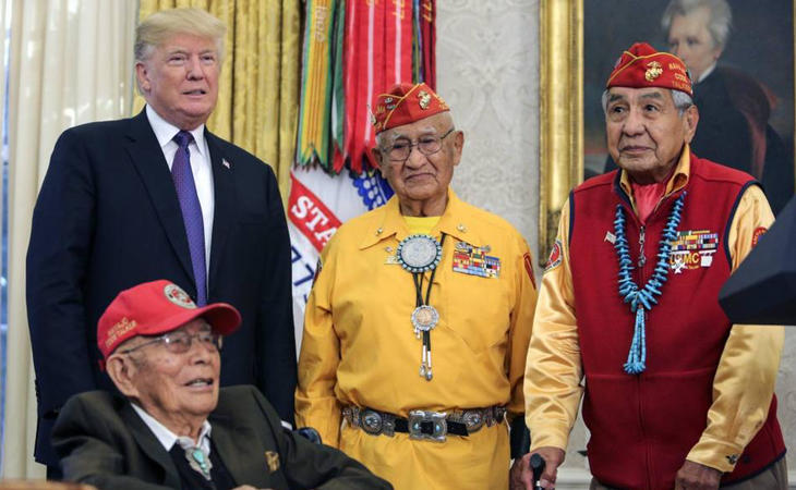 Donald Trump durante un encuentro con nativos americanos en la Casa Blanca