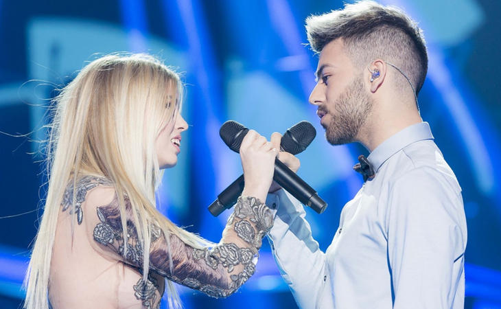 Nerea y Agoney cantando 'Symphony' en la Gala 4