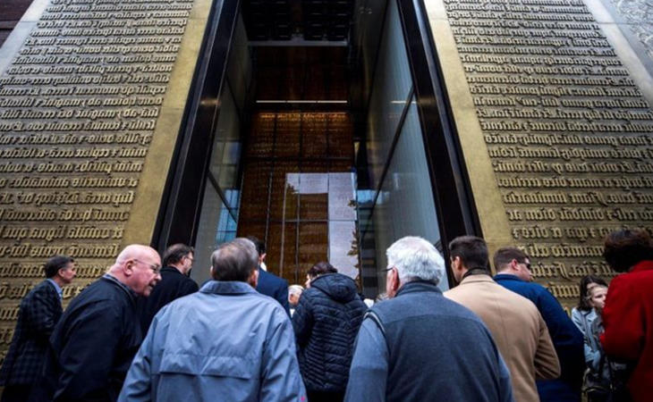 En la entrada al museo se exhiben dos réplicas gigantes de la biblia de Gutenberg