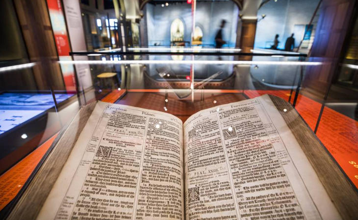 En sus instalaciones se exhiben muestras de réplicas de los textos sagrados, imágenes de la geografía de Israel...