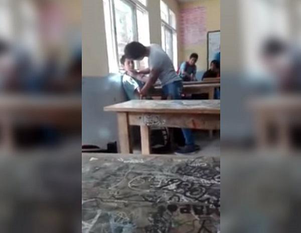 Un estudiante golpea a su compañero en un colegio en Argentina