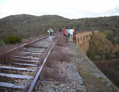 Usain Bolt corre el doble que los trenes extremeños (20 Km/h): viaje a la España olvidada