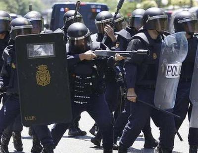 Un Policía que dirige 250 antidisturbios propina una paliza a un camarero tras hacer simpa