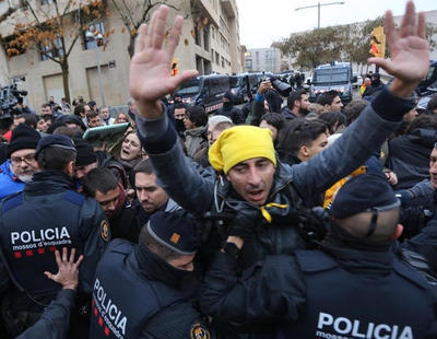 Los Mossos emplean la fuerza contra independentistas en el traslado de las obras de Sijena