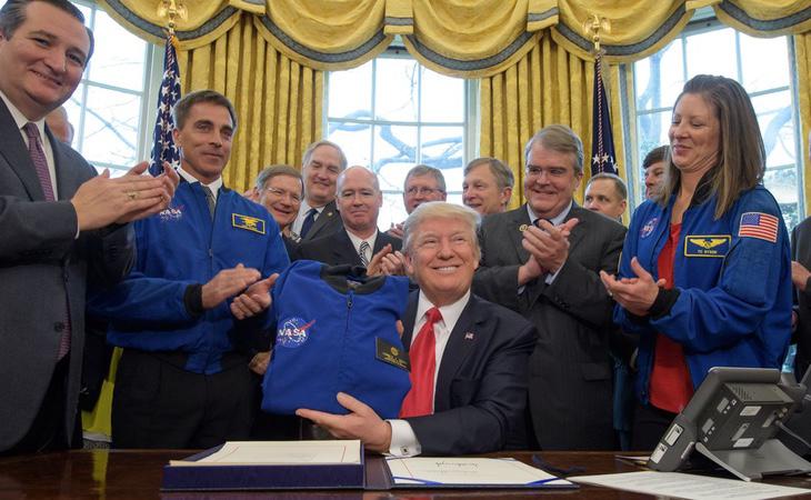 Donald Trump quiere enviar a Estados Unidos a la Luna