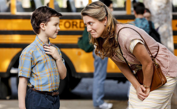 Iain Armitage y Zoe Perry como Sheldon y Mary Cooper en 'Young Sheldon'