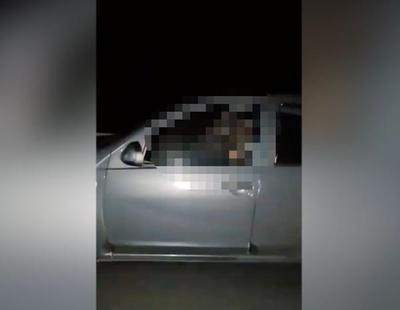 Graban a una pareja teniendo sexo al volante a toda velocidad