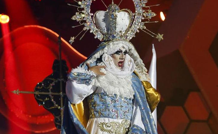 Ensu actuación, Drag Sethlas se vistio de virgen y de Cristo