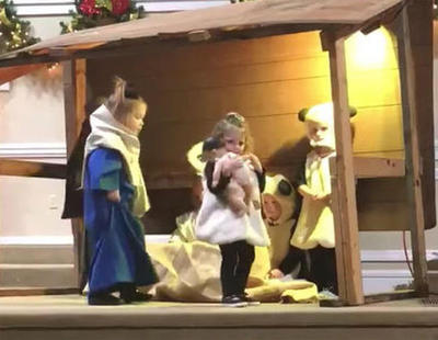 Una niña roba el niño Jesús de un Belén viviente y se pelea con la Virgen