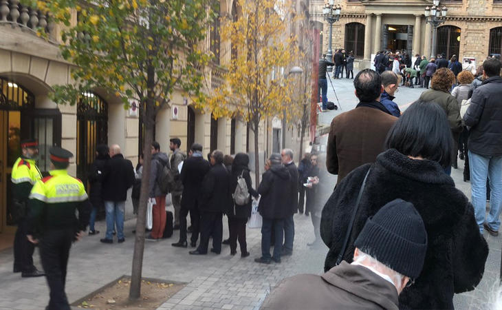 Largas colas para votar desde primera hora de la mañana