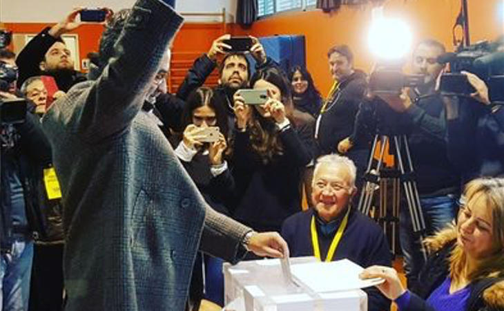 Carles Riera, candidato de la CUP, vota con el lazo amarillo: 'Son unas elecciones con características inéditas'