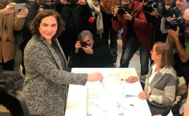 Ada Colau, alcaldesa de Barcelona, ya ha votado en el Centre Cívic La Sedeta