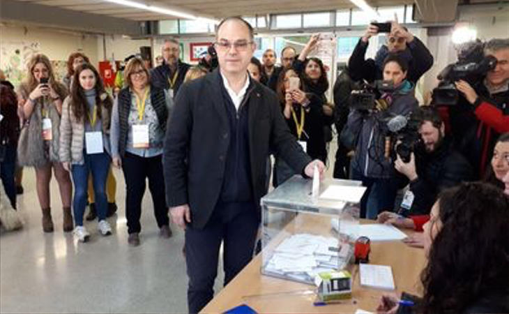 Jordi Turull (JxCat), al depositar su voto en la urna: 'No hay nada más bonito que la democracia'