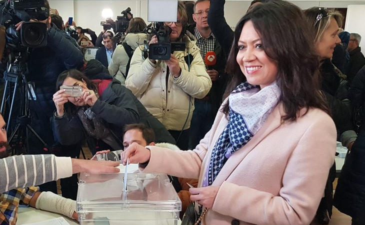 Marcela Topor, esposa de Carles Puigdemont, ha acudido a votar muy sonriente
