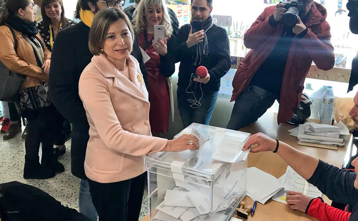 Carme Forcadell, presidenta en funciones del Parlament, al votar: 'Nunca nos han dado miedo las urnas'