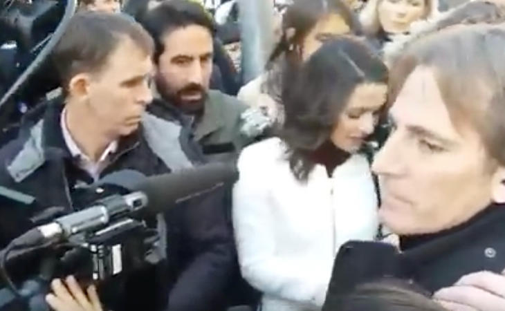 Inés Arrimadas llega a su colegio electoral entre gritos de 'fuera' y de 'presidenta'