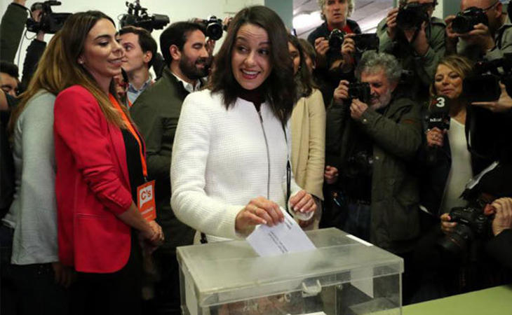 Inés Arrimadas, candidata de Ciudadanos, ha votado entre vítores y abucheos: 'Es un día histórico'