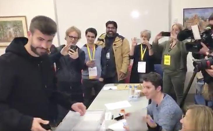 Gerard Piqué acude a votar en su colegio de Barcelona sin ningún distintivo a favor de los políticos en prisión