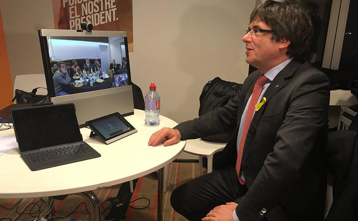 Puigdemont sigue el escrutinio desde Bruselas en contacto con la sede de JuntsxCat a traves de videoconferencia