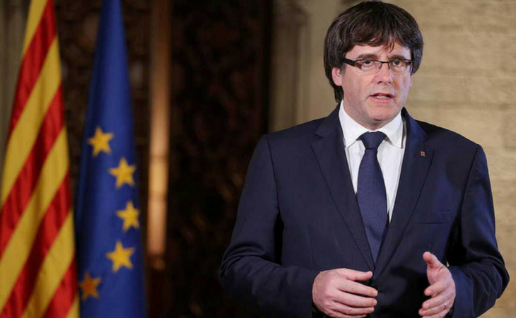 Carles Puigdemont se acordó de la monarquía luego de las Elecciones Catalanas