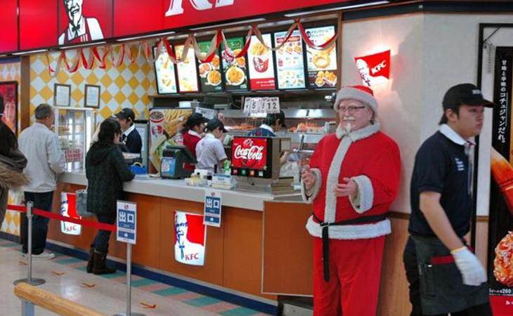 La tradicional cena navideña en Japón se celebra en una conocida cadena de comida rápida. No es broma