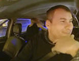 Comenzaron a tener sexo en su taxi y él decidió grabarlos y subirlo a internet