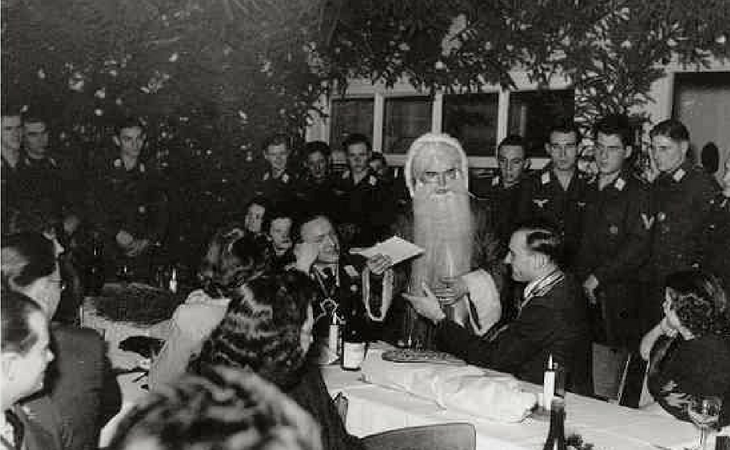 El dios Odín repartiendo regalos ante soldados nazis