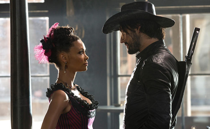 Thandie Newton y Rodrigo Santoro en 'Westworld'