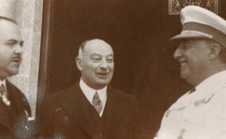 Pedro Barrié de la maza, en el centro, junto a Franco