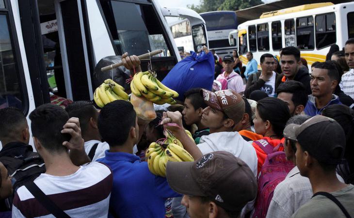 El policía disparó contra la multitud congregada