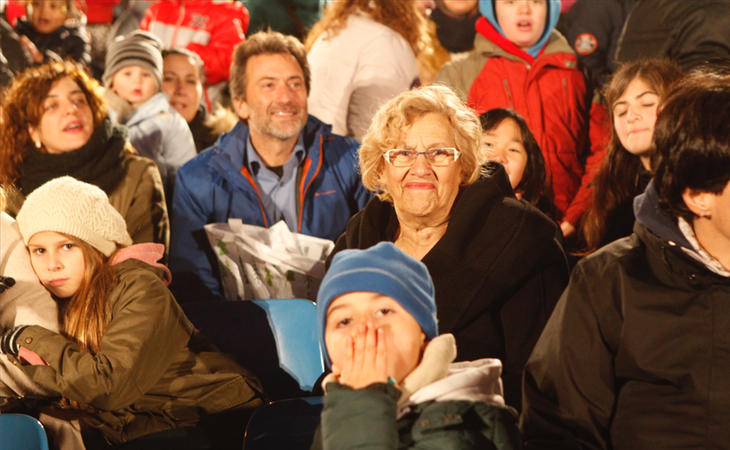 Manuela Carmena, al lado de los niños más desfavorecidos en la Cabalagata de los Reyes Magos