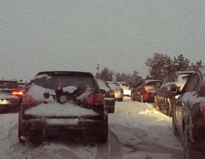 El Ejército libera los coches atrapados por la nieve durante toda una noche en la AP6
