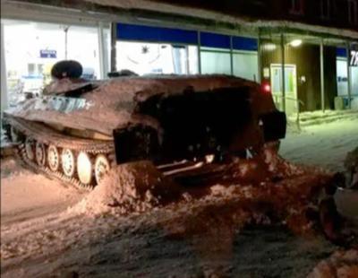 Empotra un tanque soviético contra una tienda para robar una botella de vino