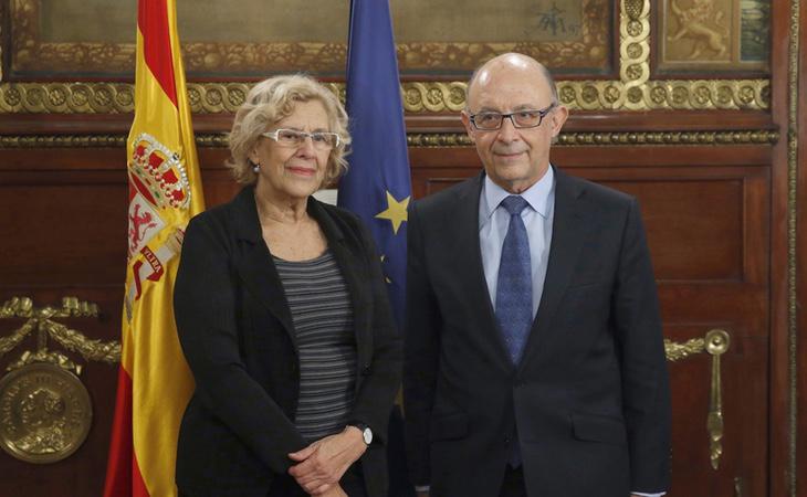 Carmena tuvo que aprobar una serie de recortes para evitar la intervención de Montoro