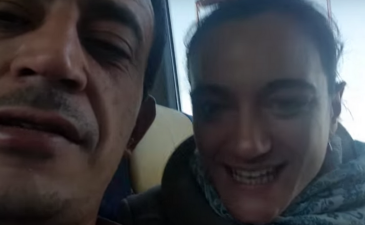 La pareja en uno de sus vlogs improvisados