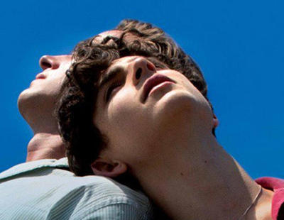 Cinesa promociona la película de amor homosexual 'Call me by your name' con una foto de un hombre y una mujer