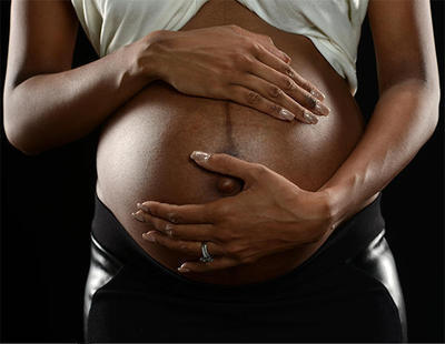 Una menor queda embarazada al ser violada por su hermano y su familia le da una paliza para que aborte