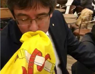 Puigdemont besa la bandera de España en Copenhague