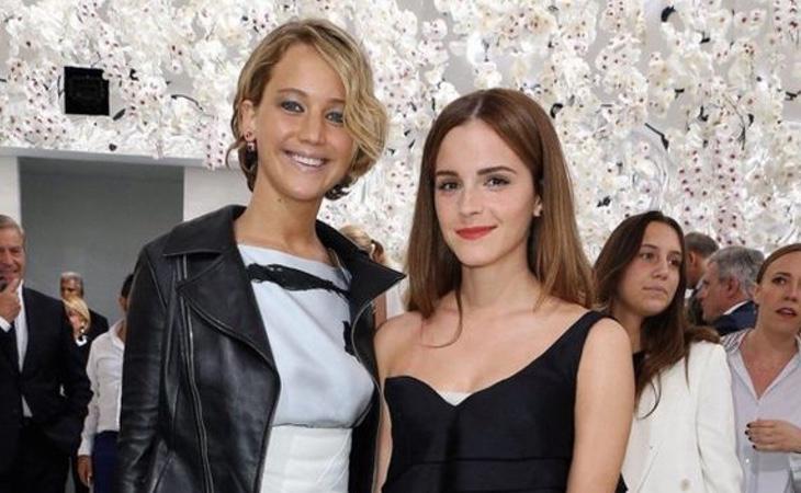 Jennifer Lawrence y Emma Watson durante un desfile de moda