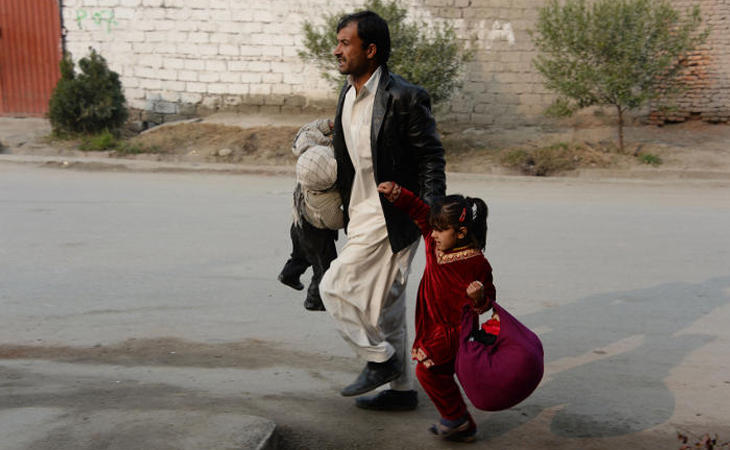 Un hombre escapa con dos niños del ataque a Save the Children en Afganistán
